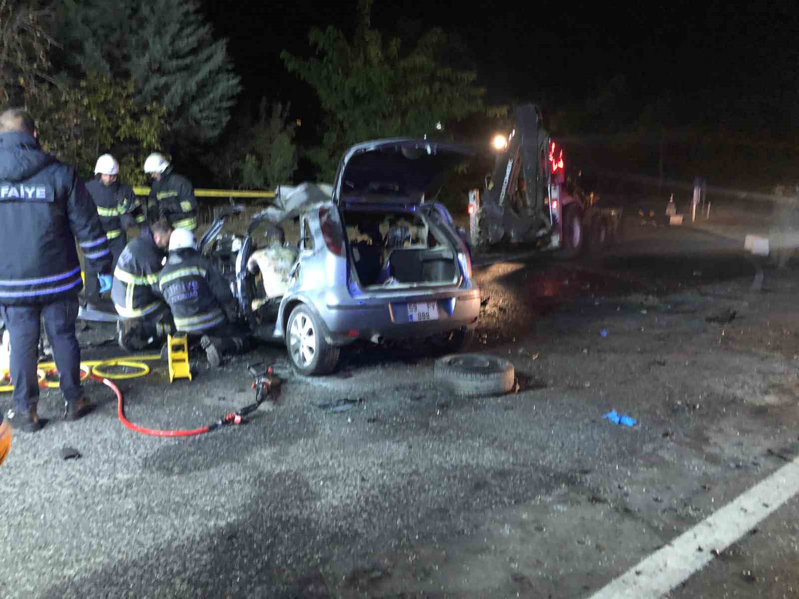 Tekirdağ’da feci kaza... Otomobil iş makinesine arkadan çarptı: 5 ölü
