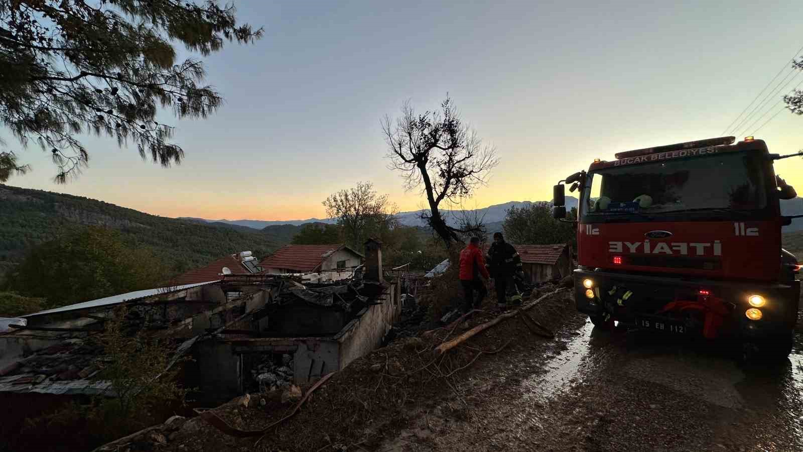 Burdur’da sabaha karşı çıkan yangında ev alevlere teslim oldu
