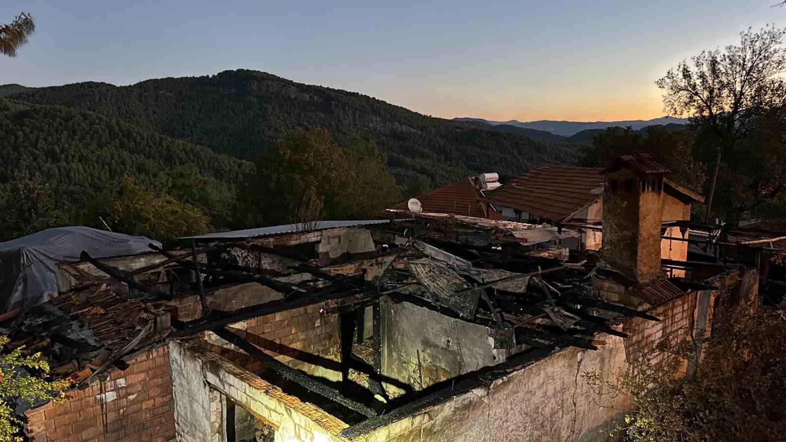 Burdur’da sabaha karşı çıkan yangında ev alevlere teslim oldu
