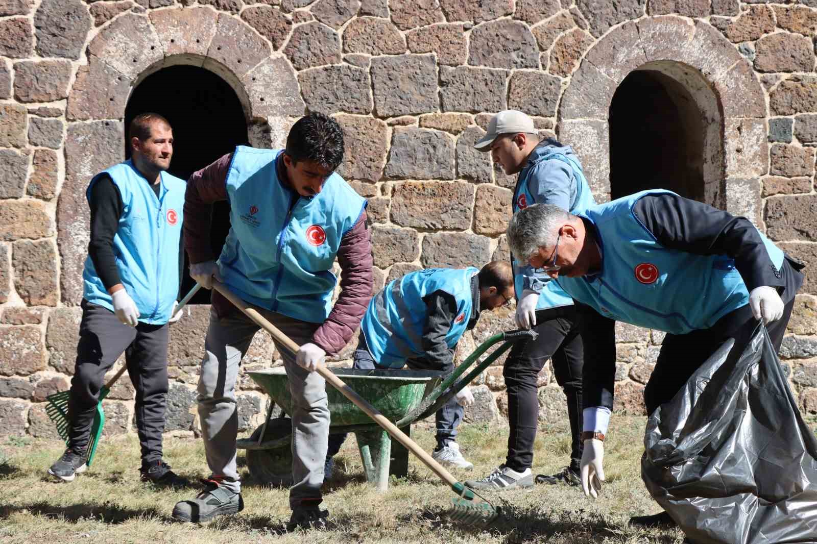 Müftülük personelinden ecdada vefa
