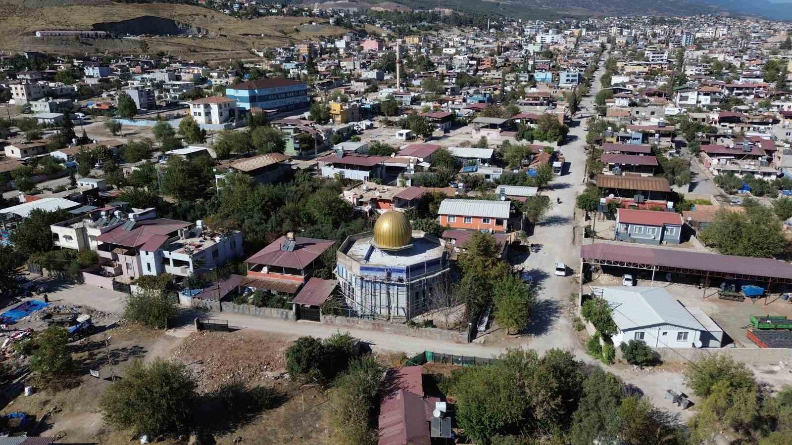 Hatay’da altın sarısı kubbesi ve çinileriyle Mescid-i Aksa’yı andıran cami, mest ediyor
