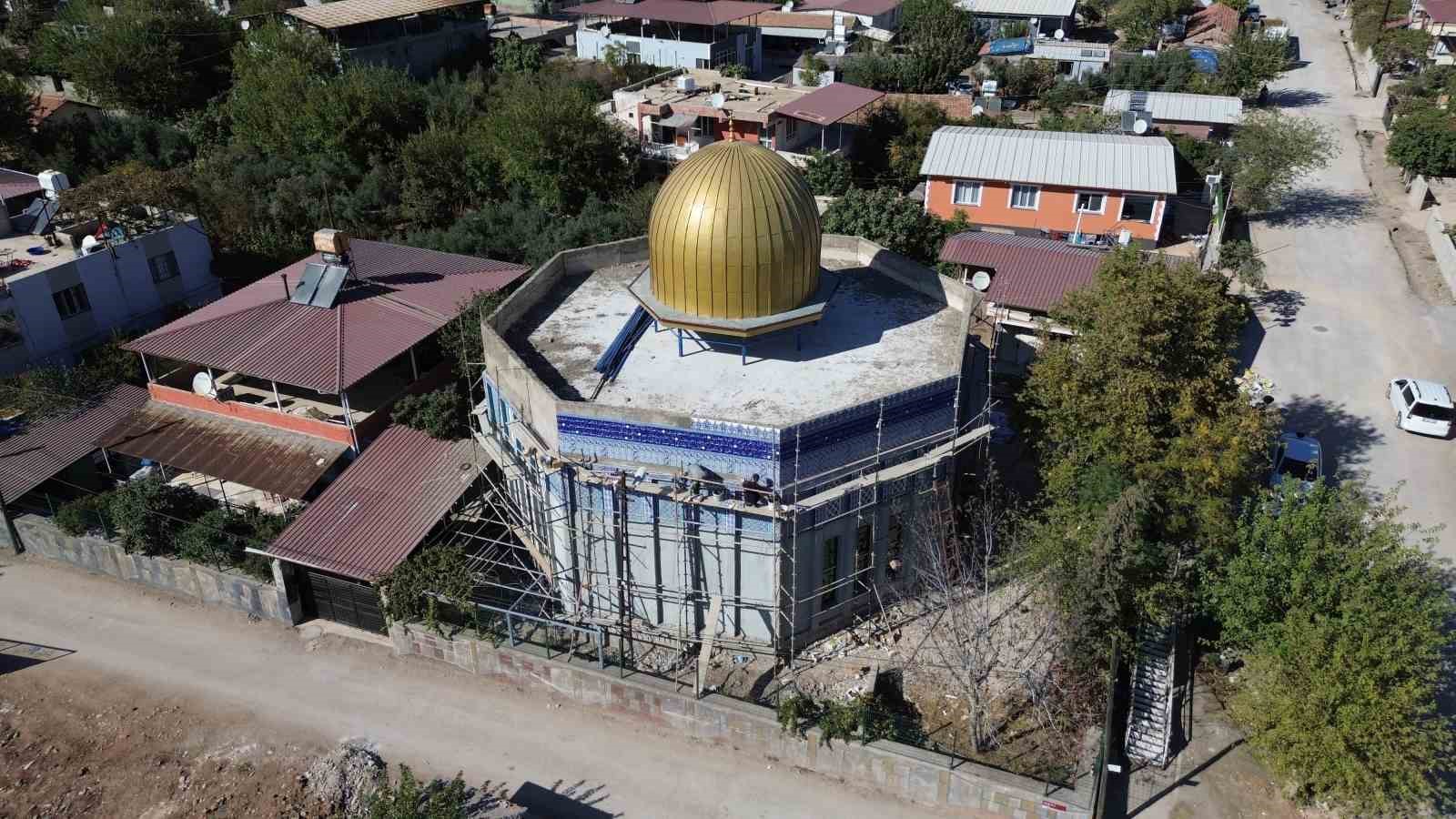 Hatay’da altın sarısı kubbesi ve çinileriyle Mescid-i Aksa’yı andıran cami, mest ediyor
