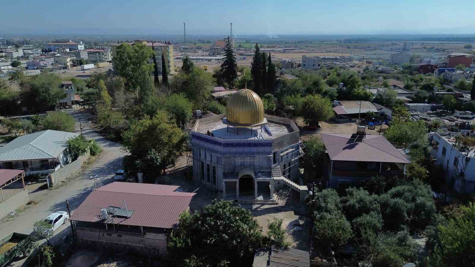 Hatay’da altın sarısı kubbesi ve çinileriyle Mescid-i Aksa’yı andıran cami, mest ediyor
