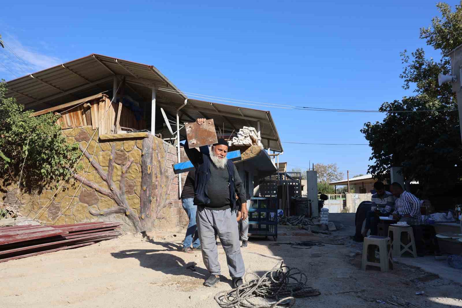 Hatay’da altın sarısı kubbesi ve çinileriyle Mescid-i Aksa’yı andıran cami, mest ediyor
