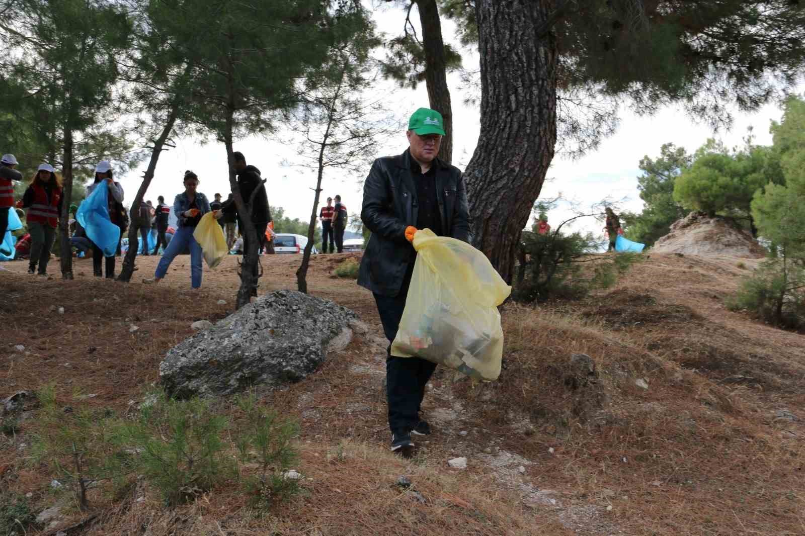 Kavşit Yaylası’nda ormanlar çöpten arındırıldı
