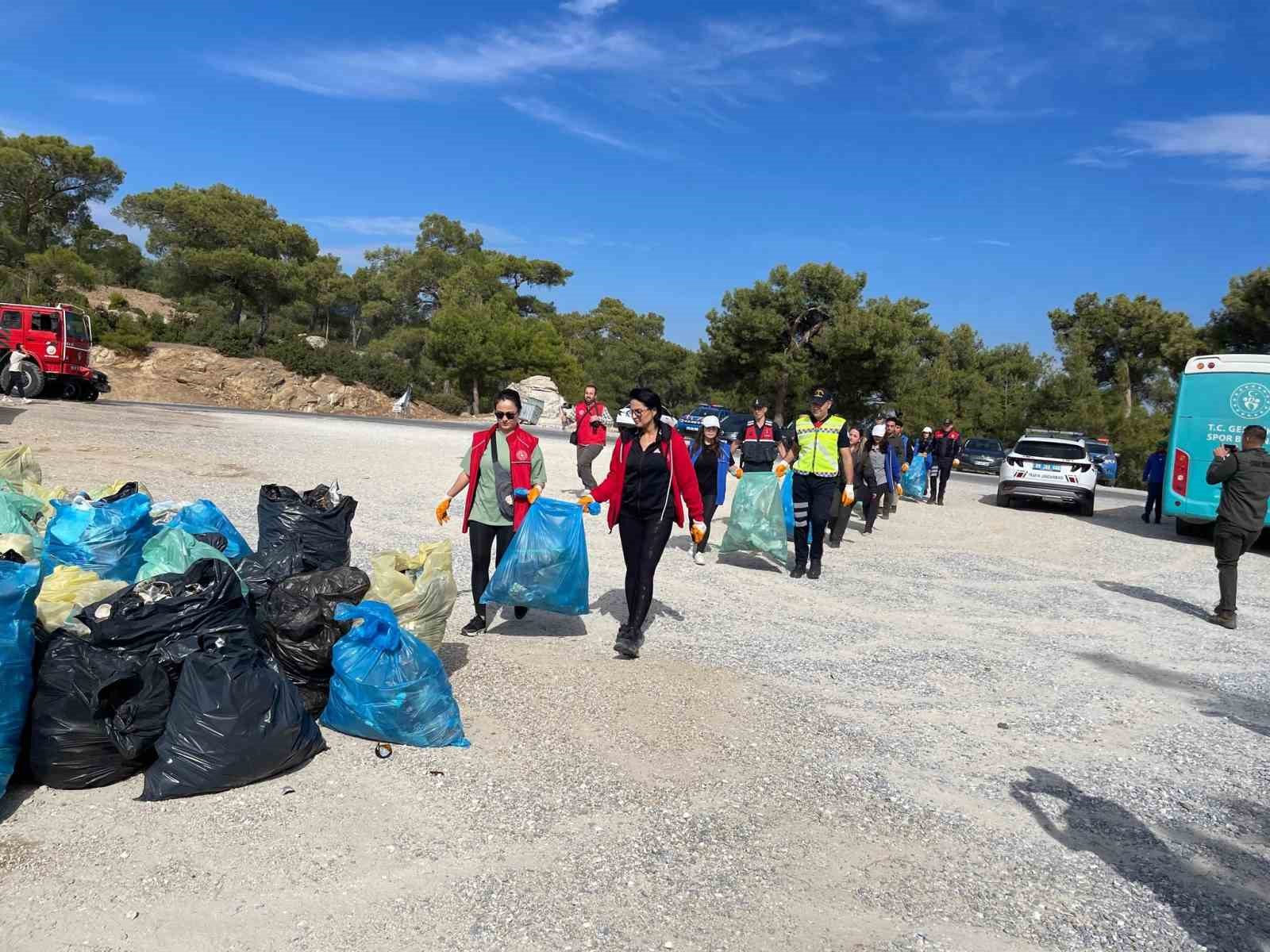 Kavşit Yaylası’nda ormanlar çöpten arındırıldı
