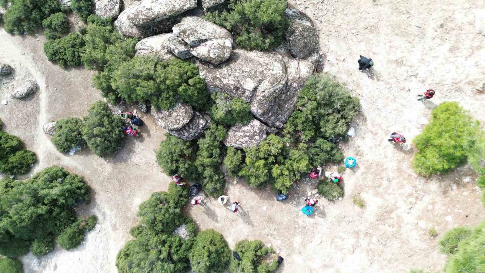 Kavşit Yaylası’nda ormanlar çöpten arındırıldı
