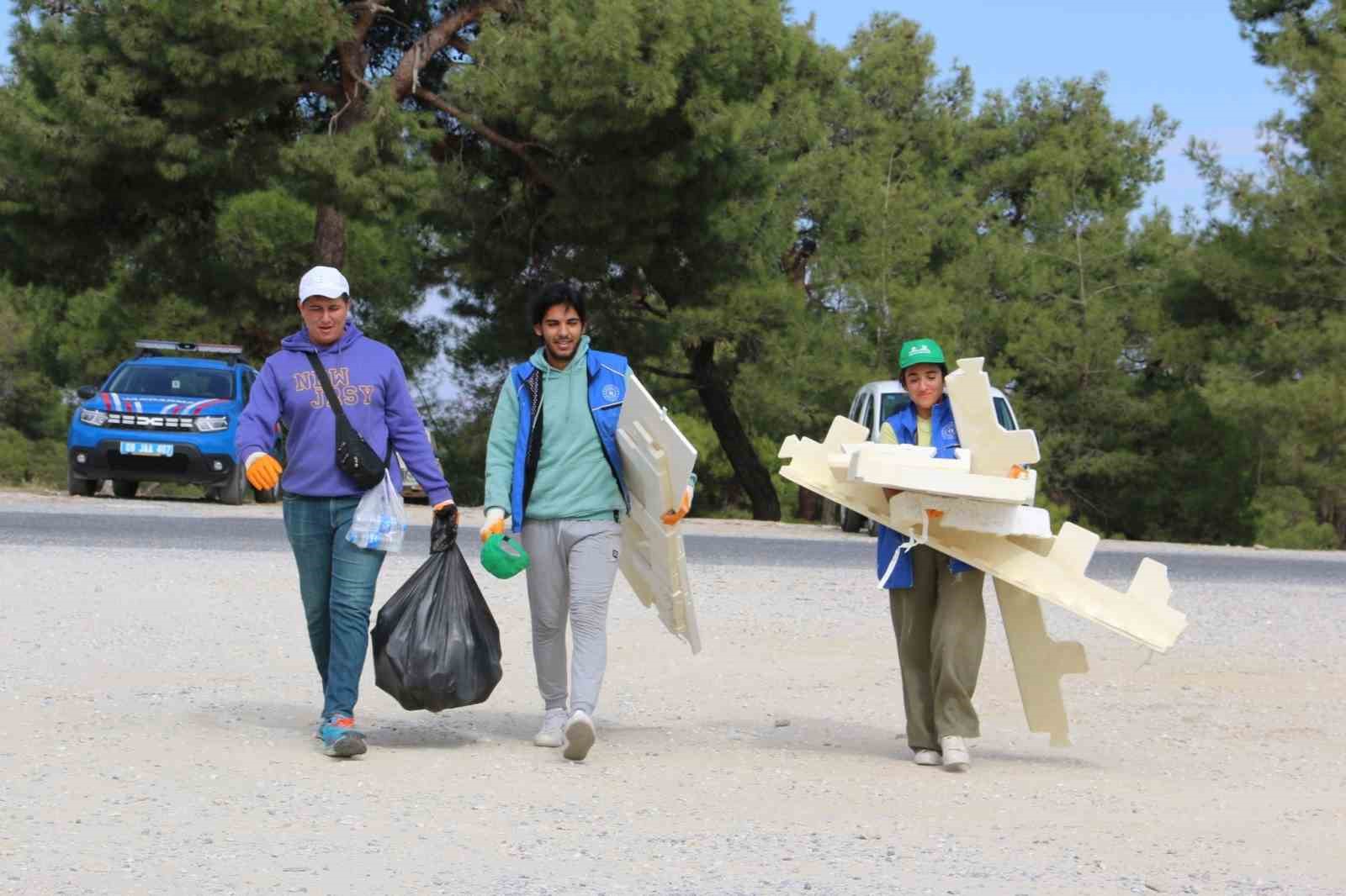 Kavşit Yaylası’nda ormanlar çöpten arındırıldı
