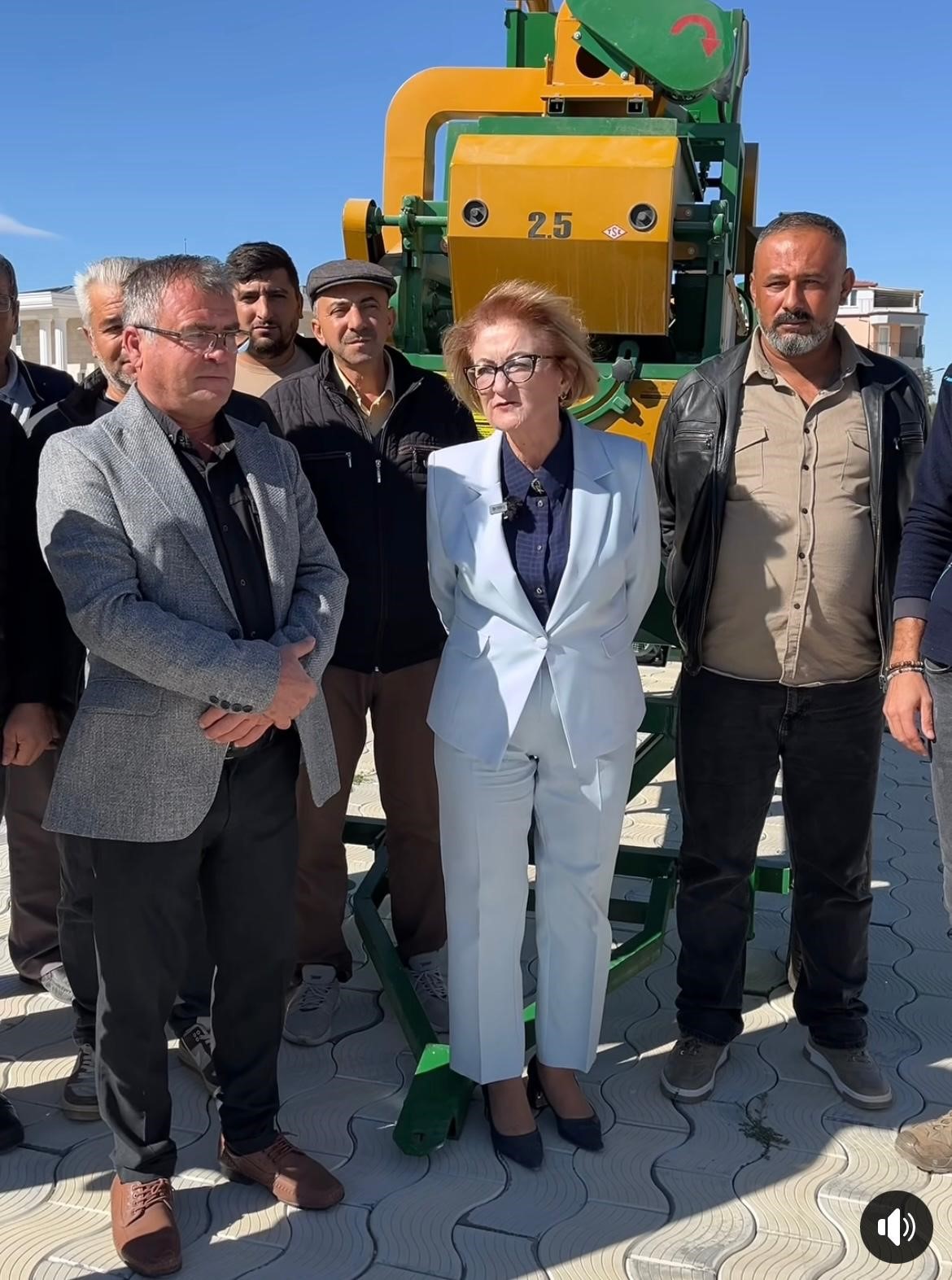 Başkan Çelik, tohum eleme makinesini Bozkurtlu çiftçilere teslim etti
