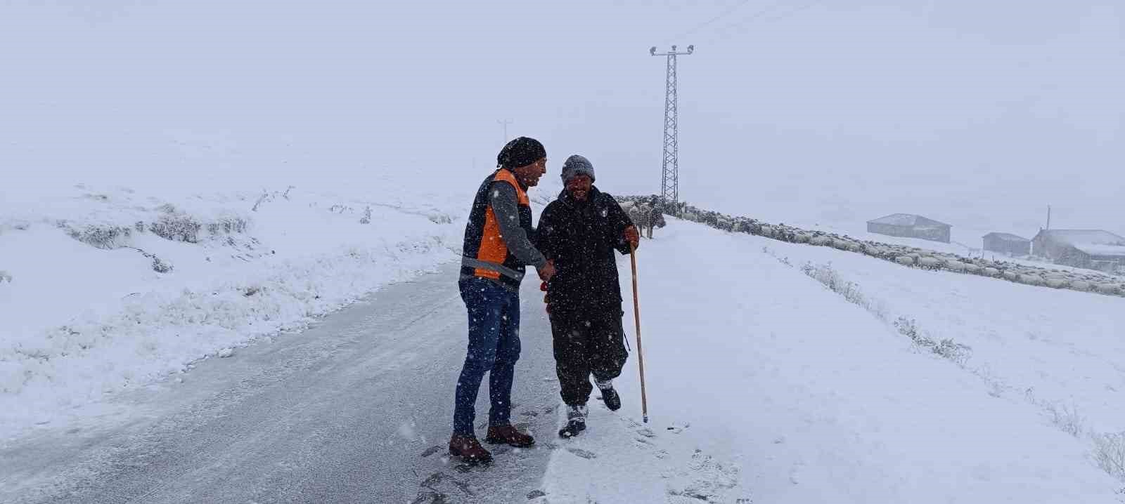 Yaylada sürüsü ile kara yakalanan çobanın imdadına Büyükşehir ekipleri yetişti
