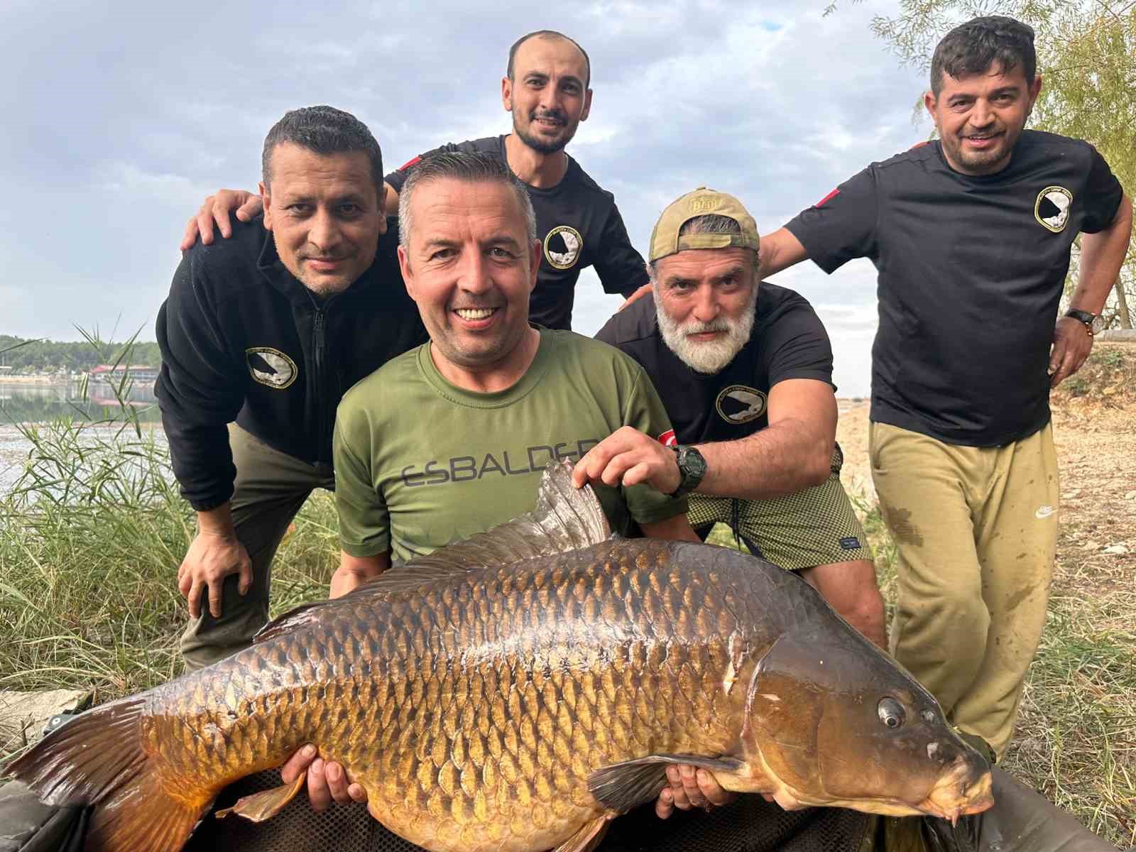 30 yaşında, 27 kiloluk balık, Eskişehirli balıkçıların oltasına takıldı
