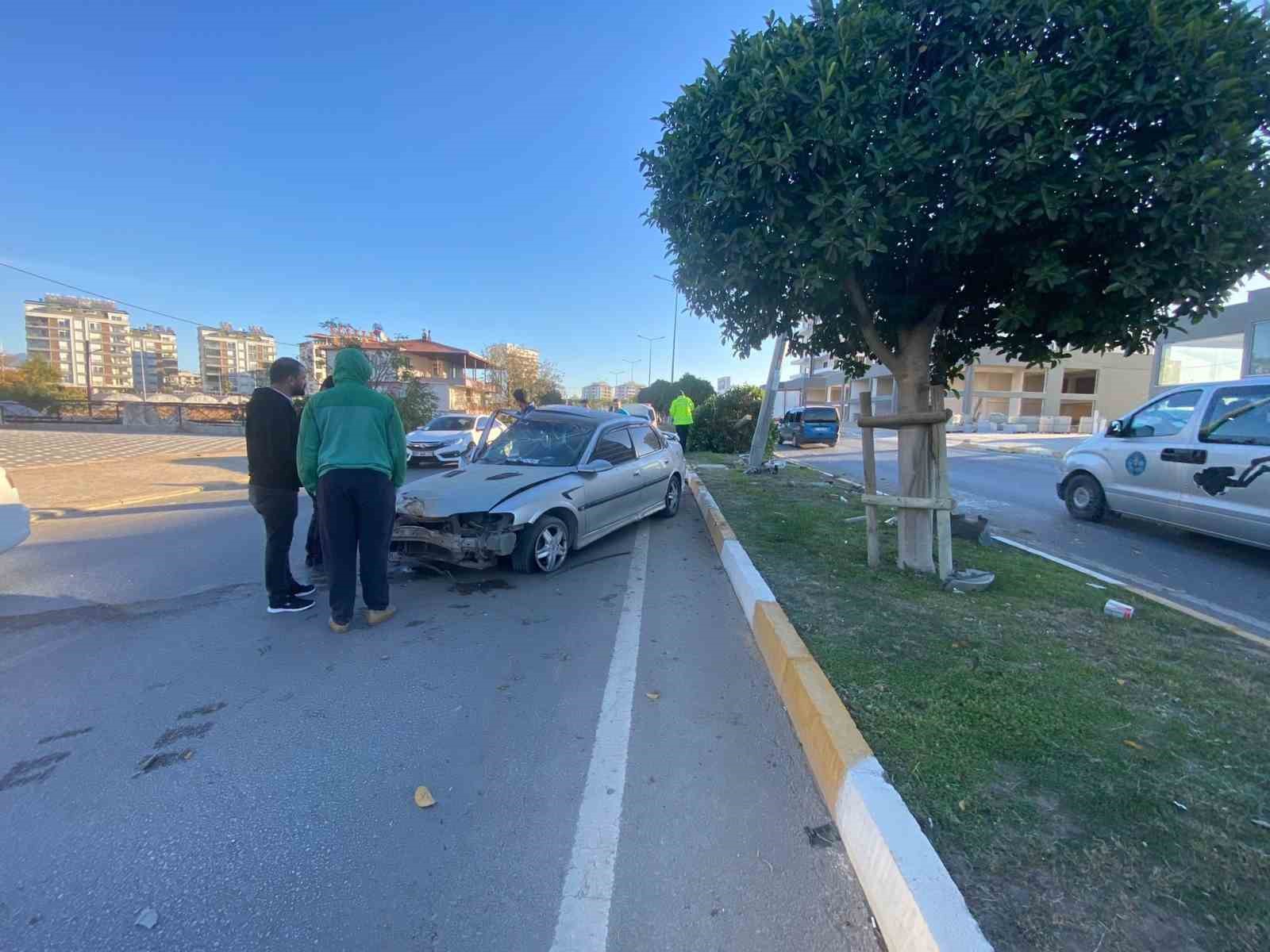 Refüje çıkıp ağaçları deviren otomobil sürücüsünü aydınlatma direği durdurdu
