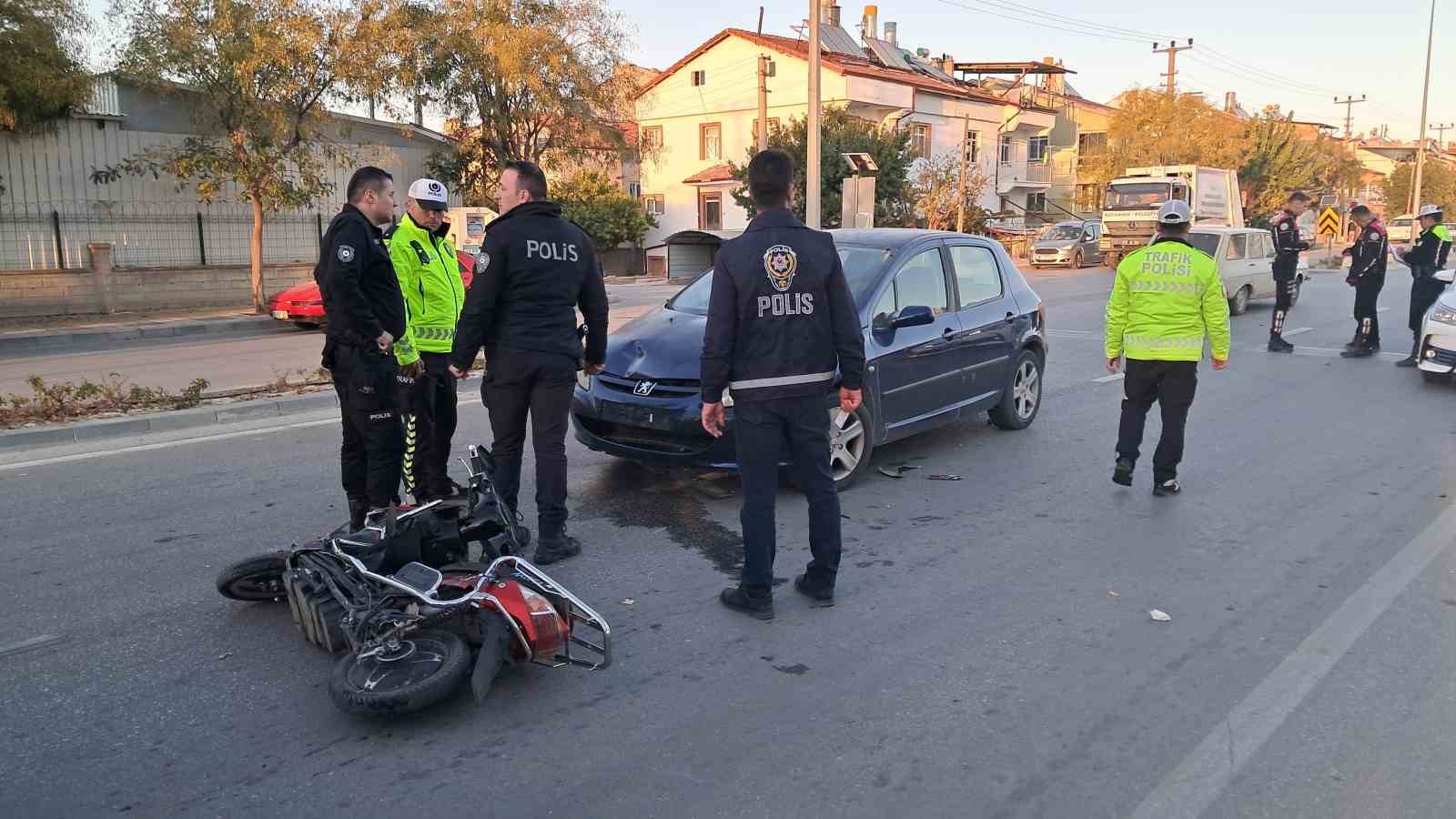 Otomobille çarpışan elektrikli bisiklet sürücüsü gencin ayağı kırıldı
