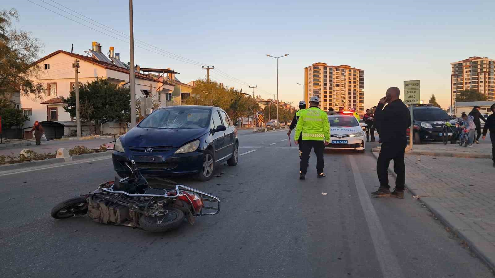 Otomobille çarpışan elektrikli bisiklet sürücüsü gencin ayağı kırıldı
