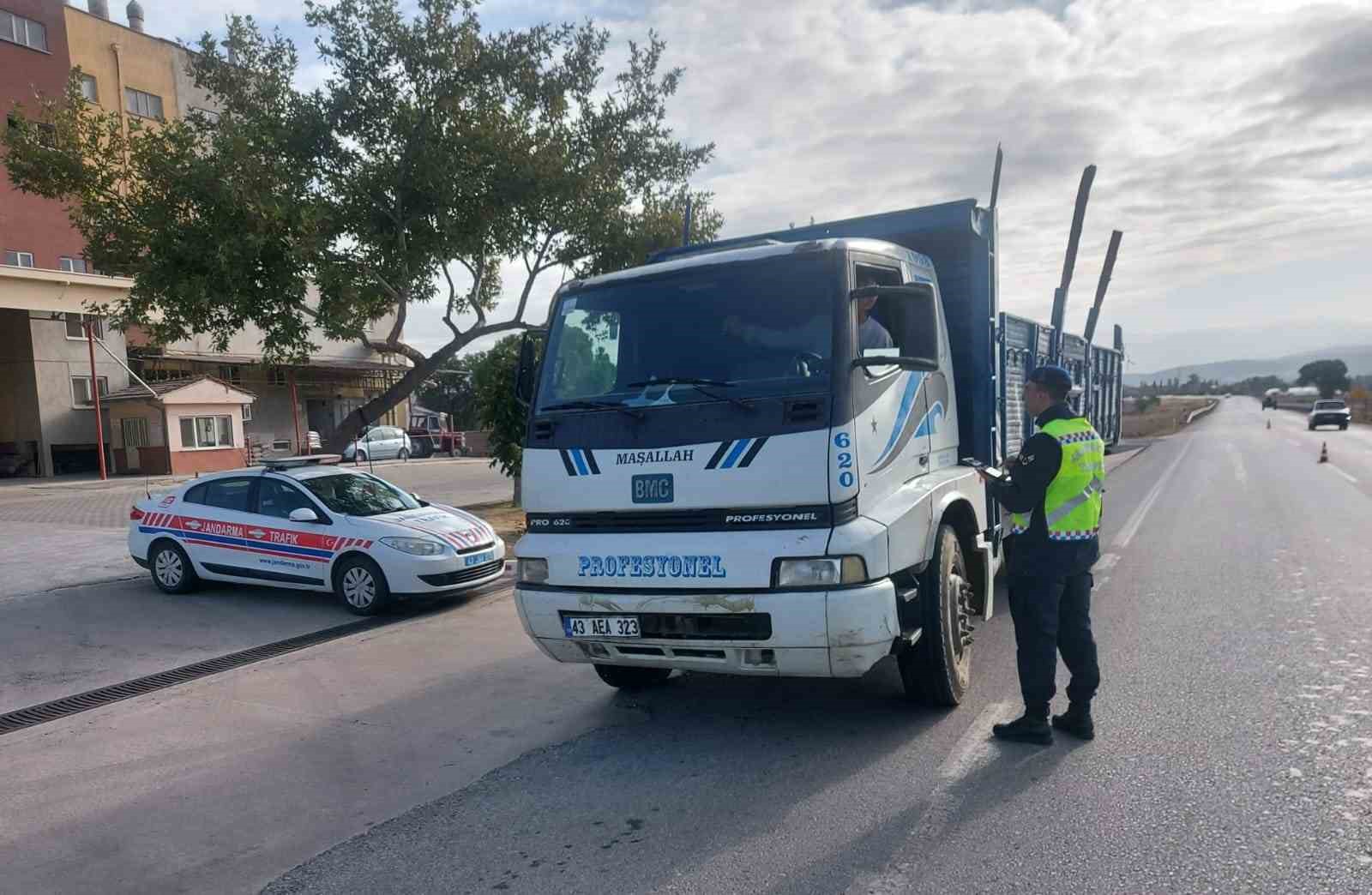 Kütahya Jandarma Trafik Timleri, yük ve yolcu taşıyan araçları denetlendi
