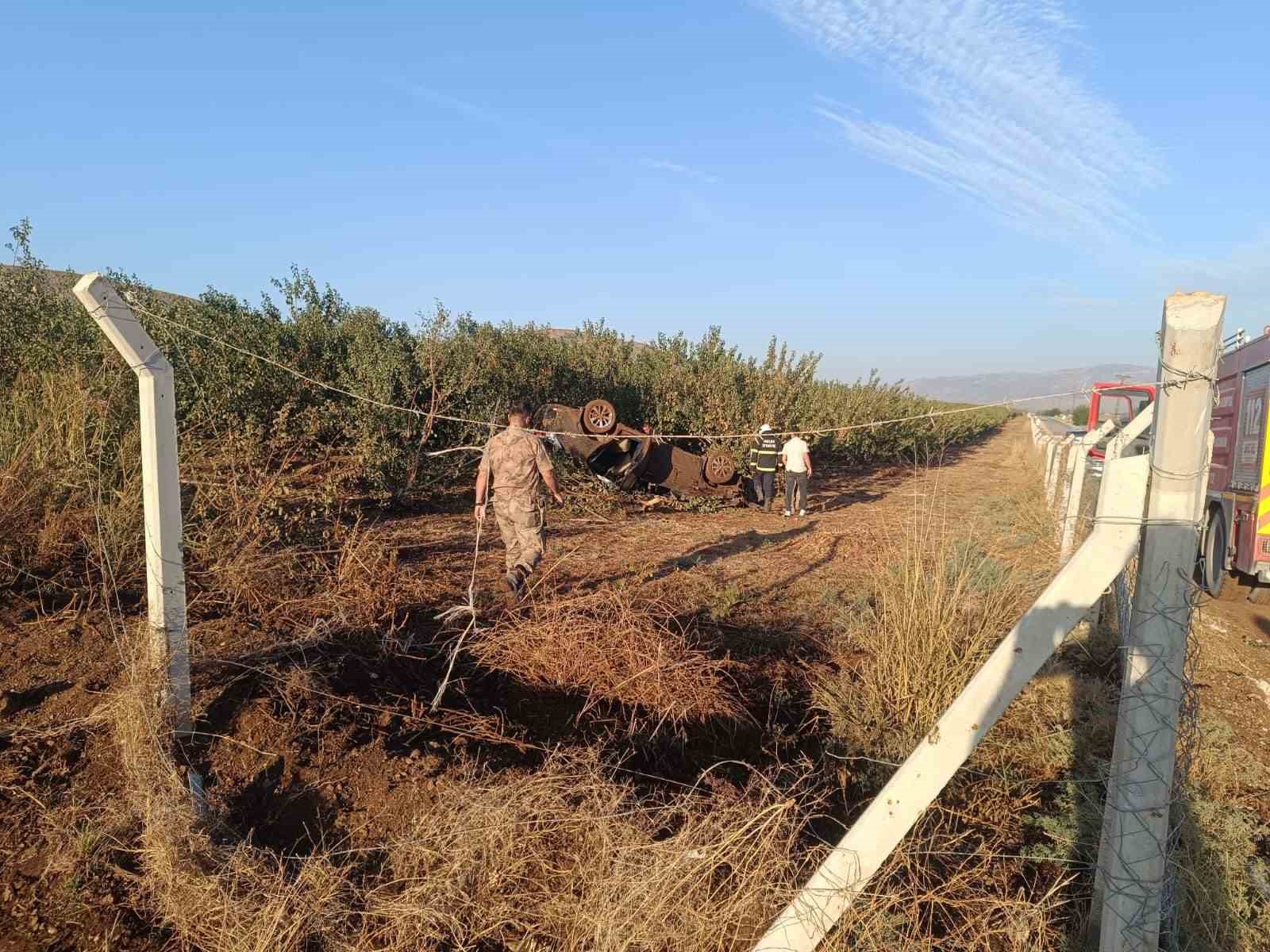 Kırıkhan’da meyve bahçesine uçan otomobilin sürücüsü yaralandı
