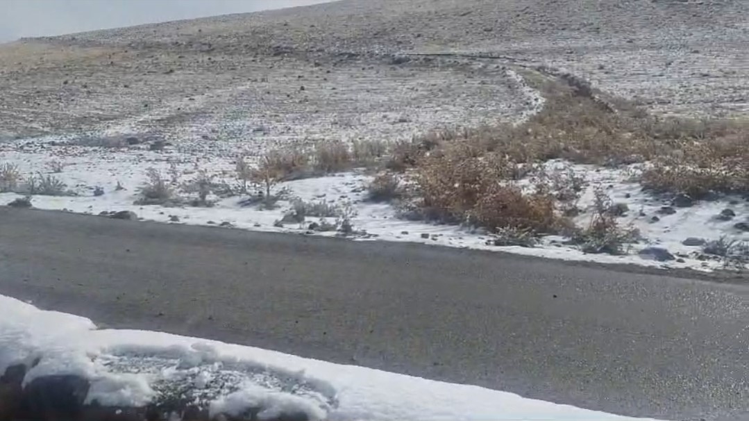 Başkale’de kar yağdı, araçlar yolda kaldı
