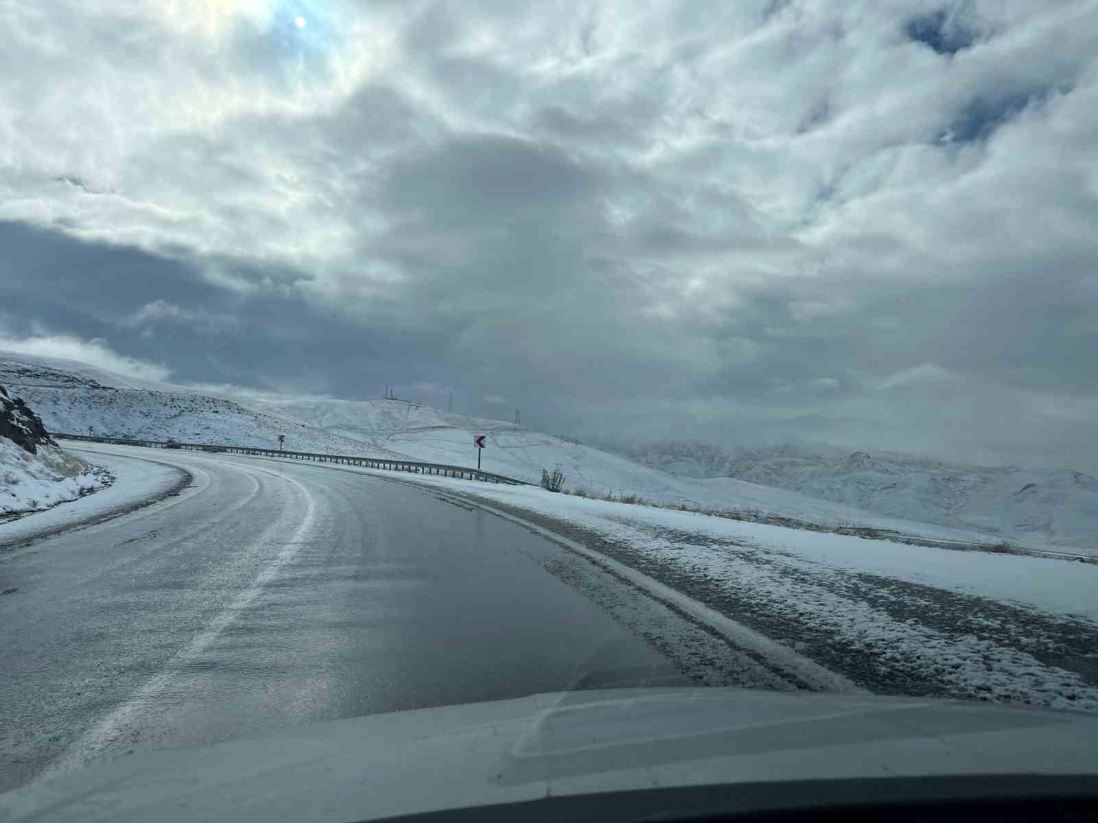 Başkale’de kar yağdı, araçlar yolda kaldı
