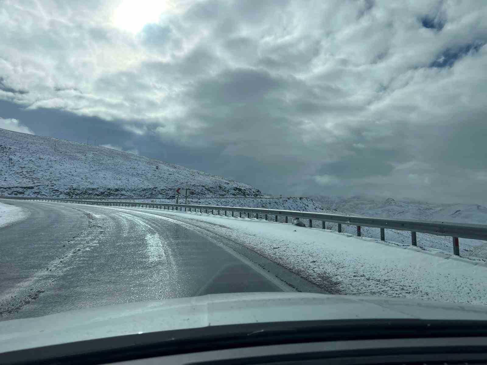 Başkale’de kar yağdı, araçlar yolda kaldı
