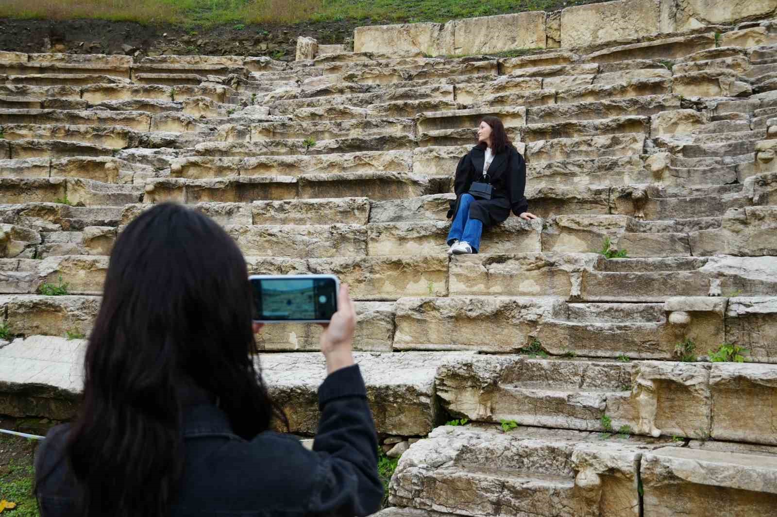 Düzce Belediyesi’nden gençlere tarih ve doğa turu
