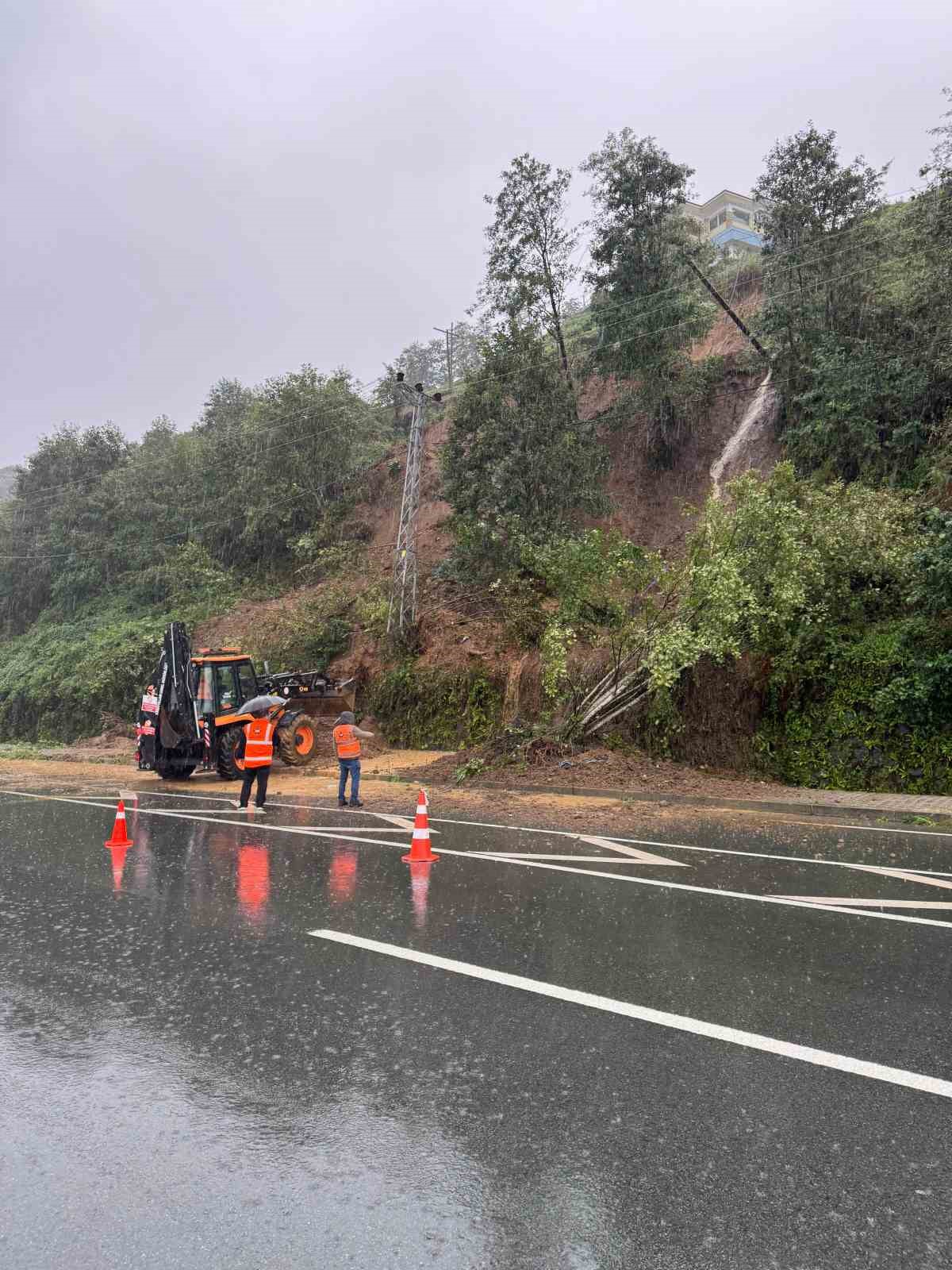 Rize’de şiddetli yağışlar Pazar ilçesinde de heyelanlara neden oldu
