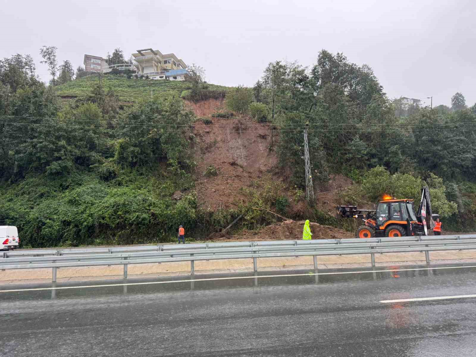 Rize’de şiddetli yağışlar Pazar ilçesinde de heyelanlara neden oldu
