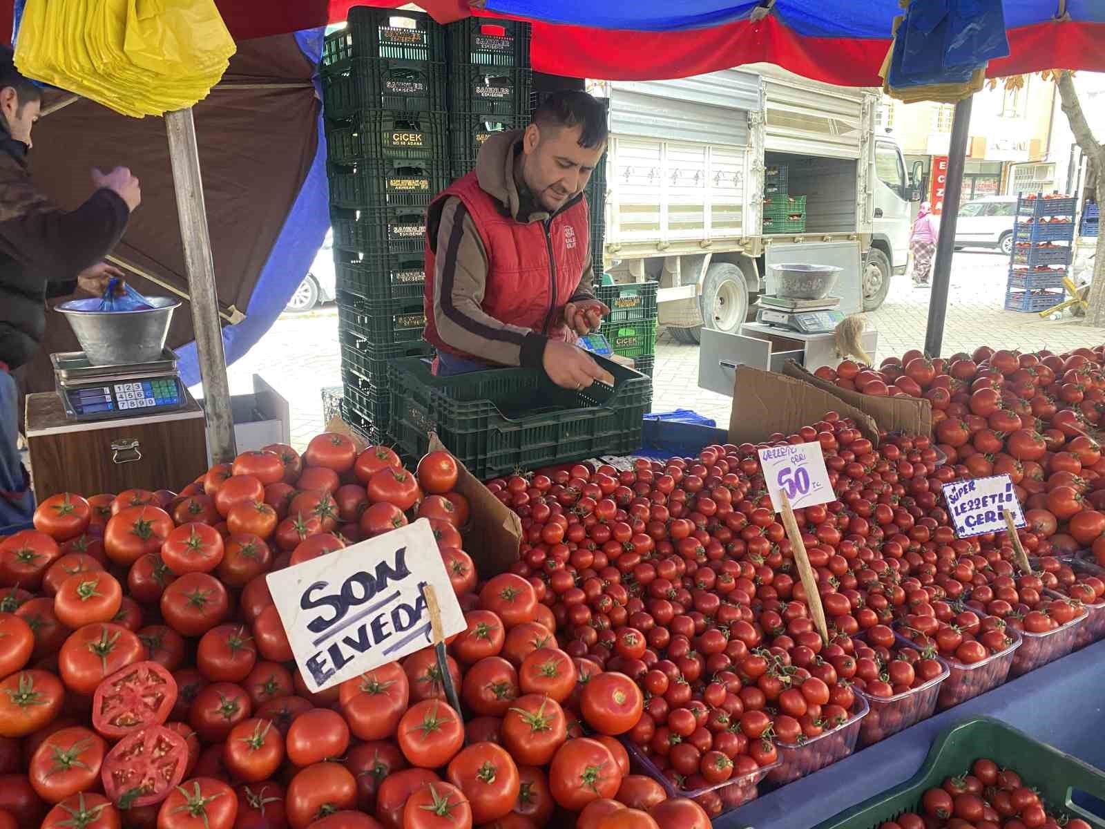 Ucuz ve lezzetli bahçe domateslerine esnaf ’Son elveda’ dedi
