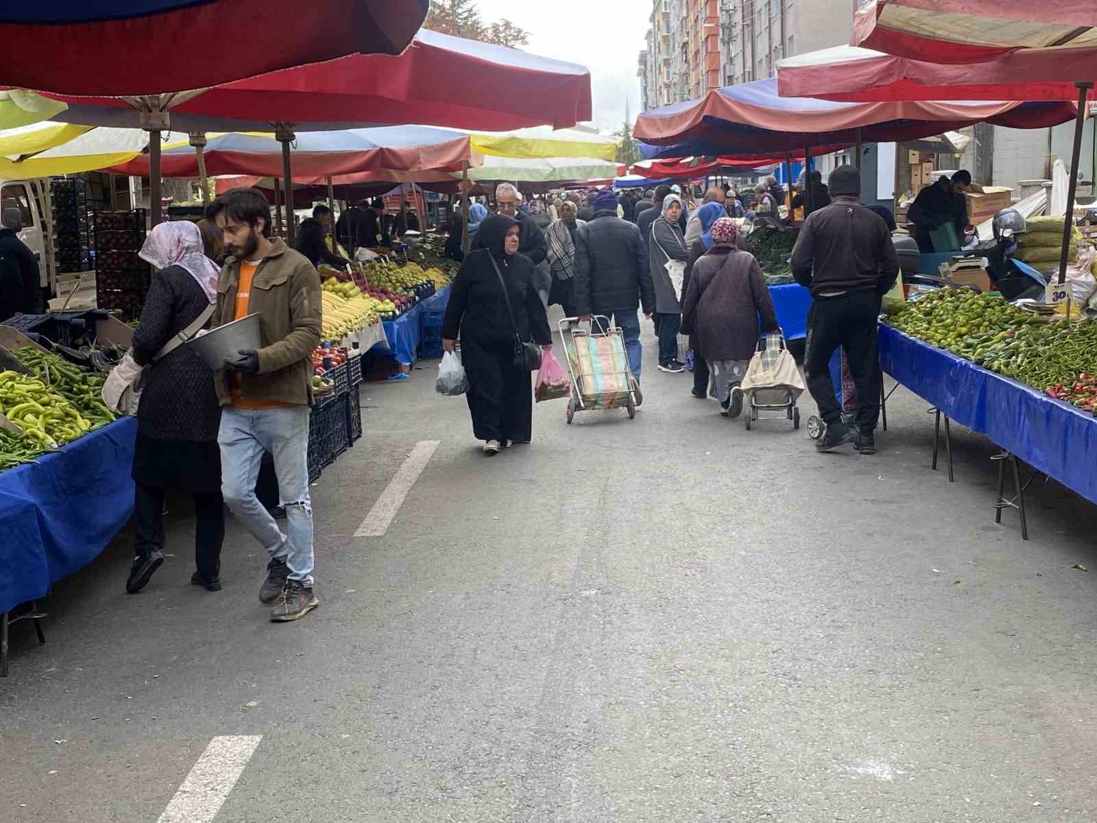 Ucuz ve lezzetli bahçe domateslerine esnaf ’Son elveda’ dedi
