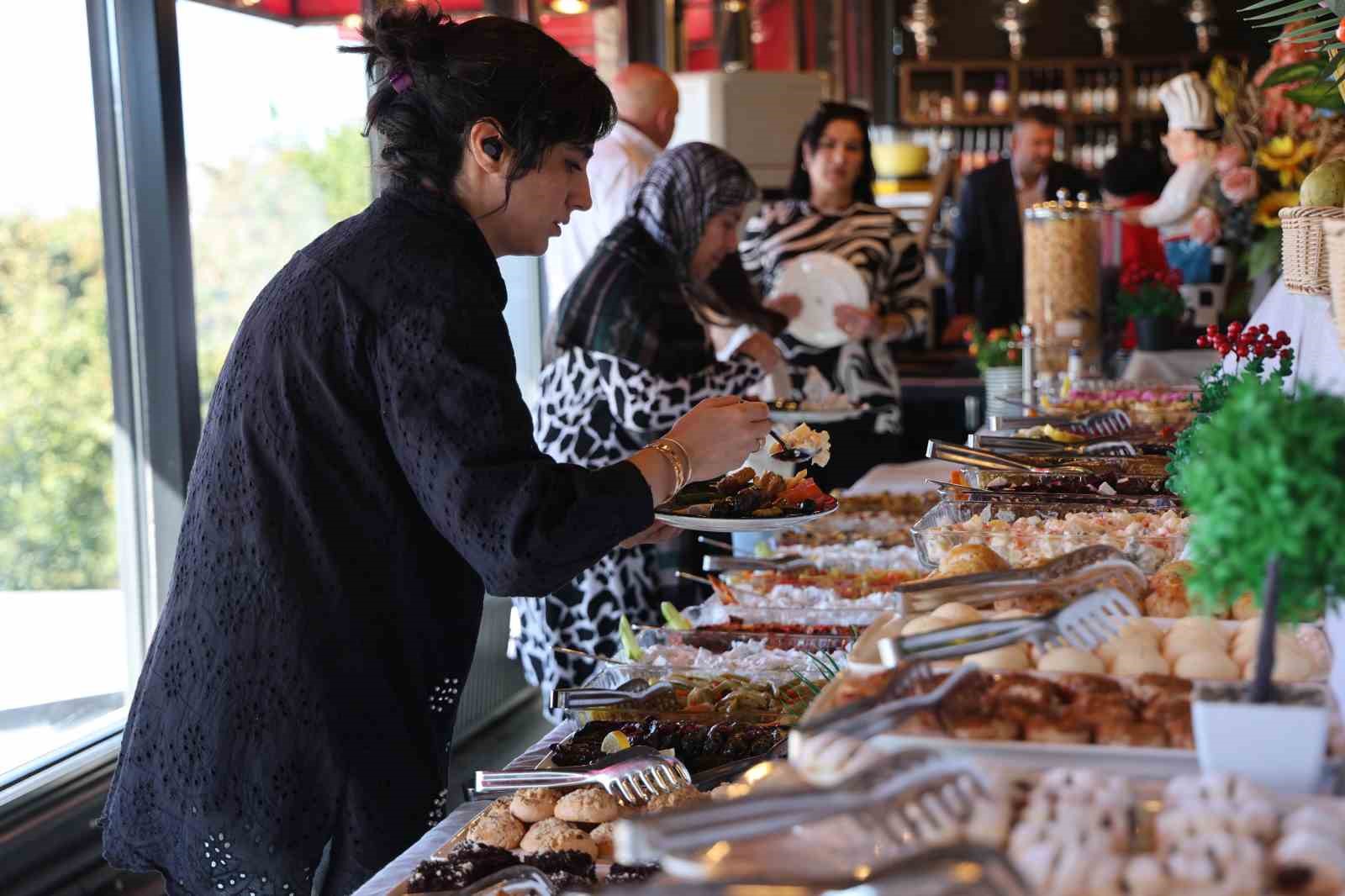 90 çeşit kahvaltıyla önce müşterilerin ardından da hayvanların karınlarını doyuruyorlar
