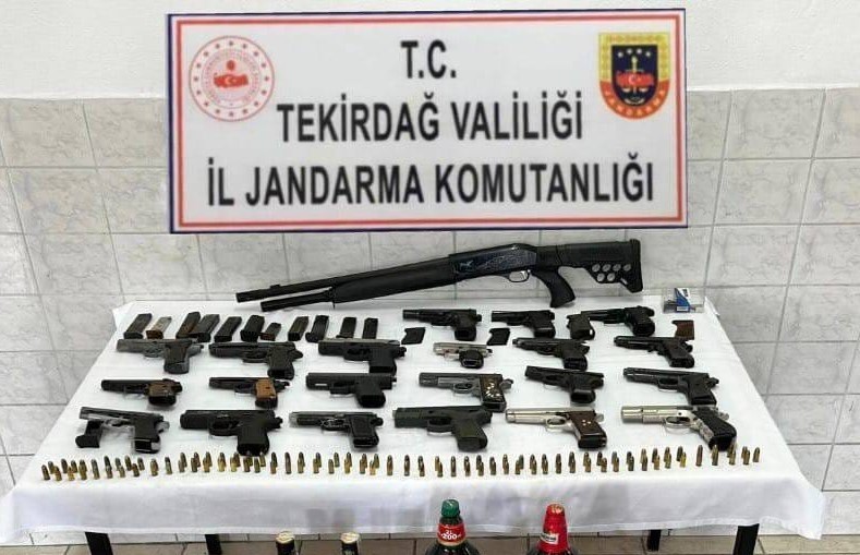 Jandarma elini nereye attıysa silah ve alkol çıktı
