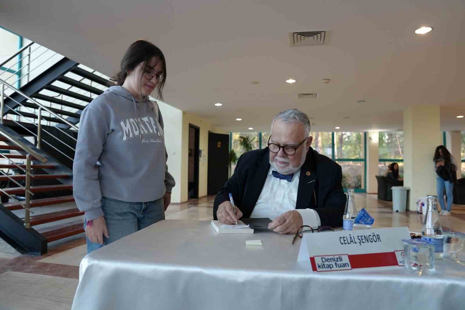 Denizli Büyükşehirin düzenlediği Kitap Fuarına Denizlililer akın etti
