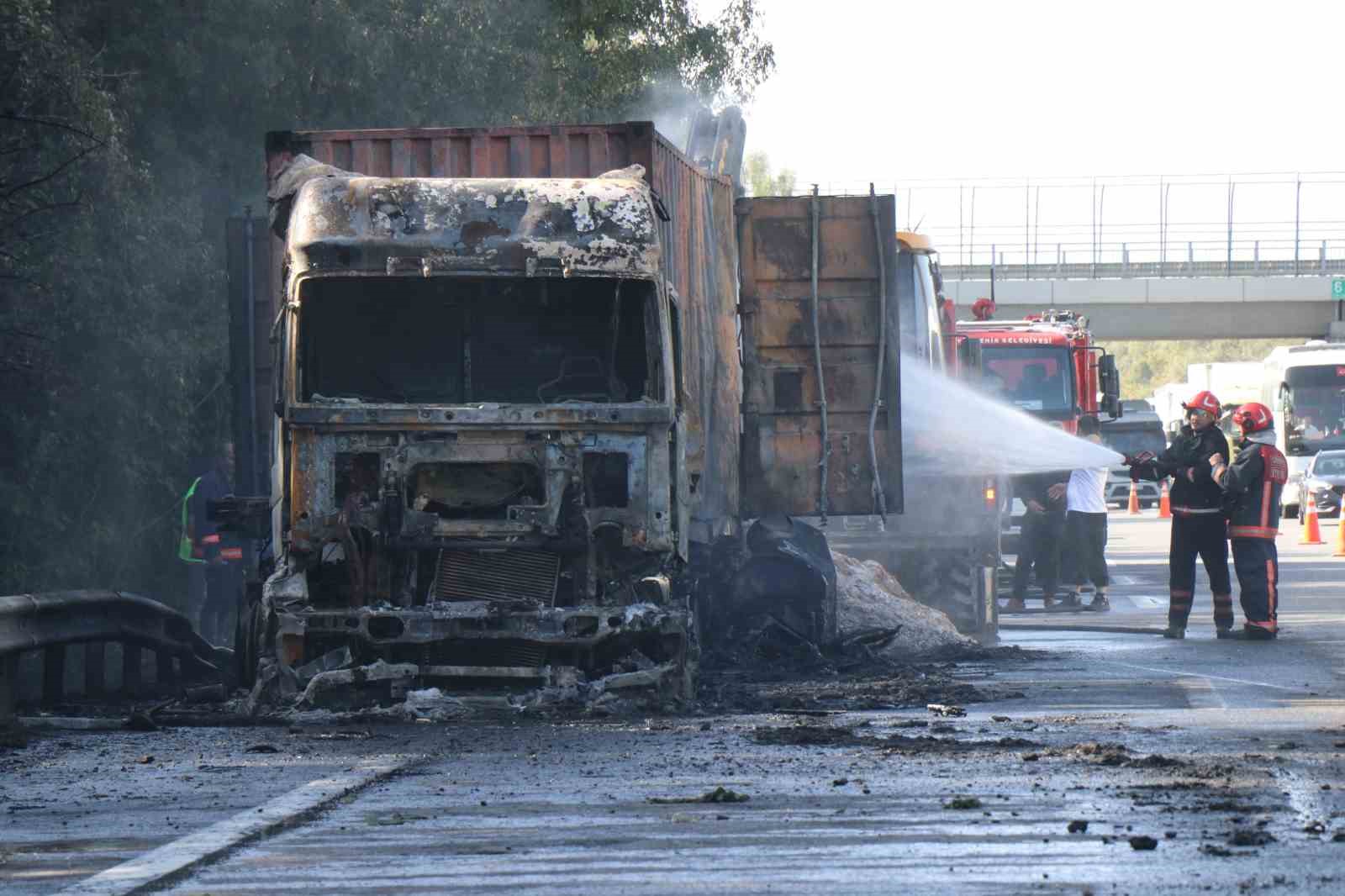 Kazada alev topuna dönen tırda ağır yaralanan sürücü 15 gün sonra hayatını kaybetti
