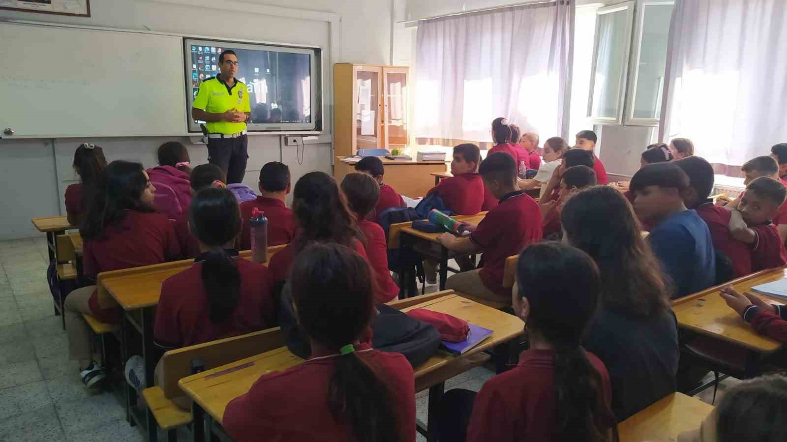 Salihli’de polis, öğrencilere trafik eğitimi verdi
