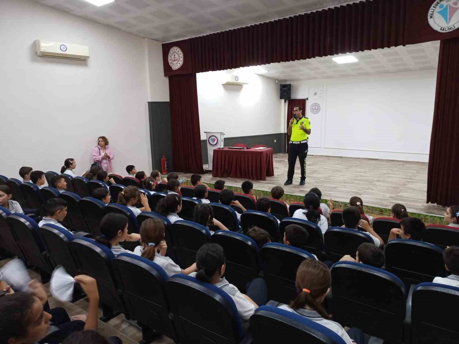 Salihli’de polis, öğrencilere trafik eğitimi verdi
