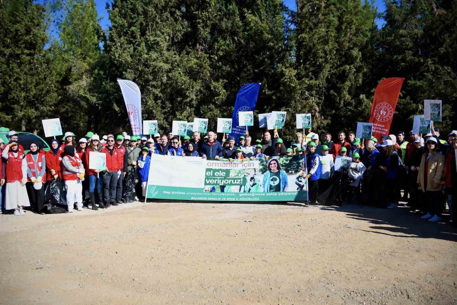 Balıkesir’de gençler orman temizliği yaptı
