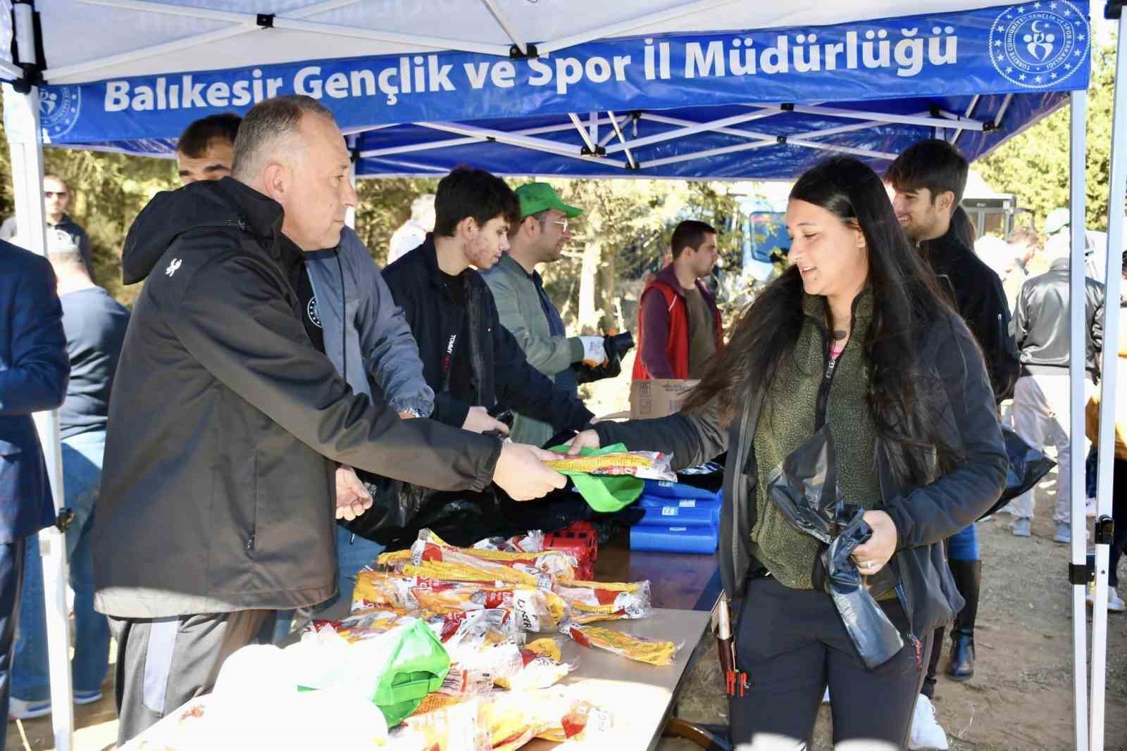 Balıkesir’de gençler orman temizliği yaptı
