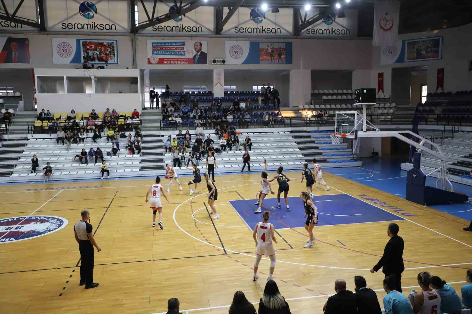 Turgutlu Belediyespor Voleybol Takımı doludizgin ilerliyor
