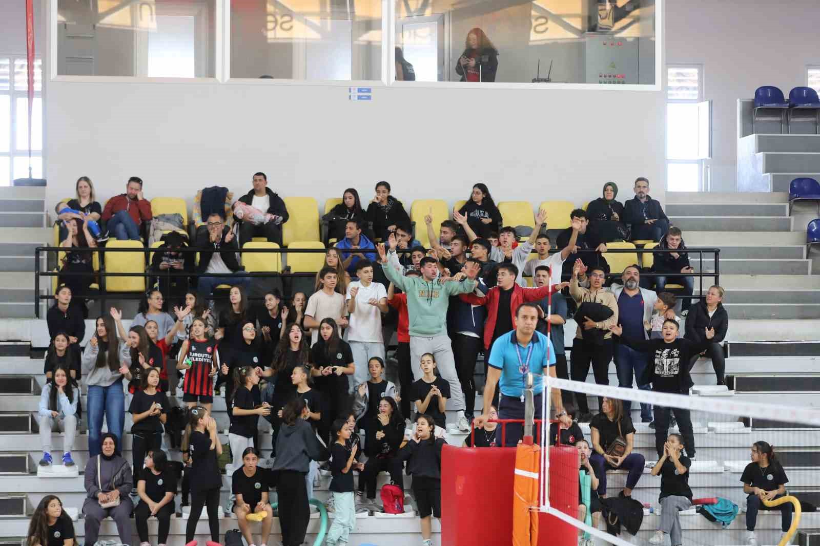 Turgutlu Belediyespor Voleybol Takımı doludizgin ilerliyor
