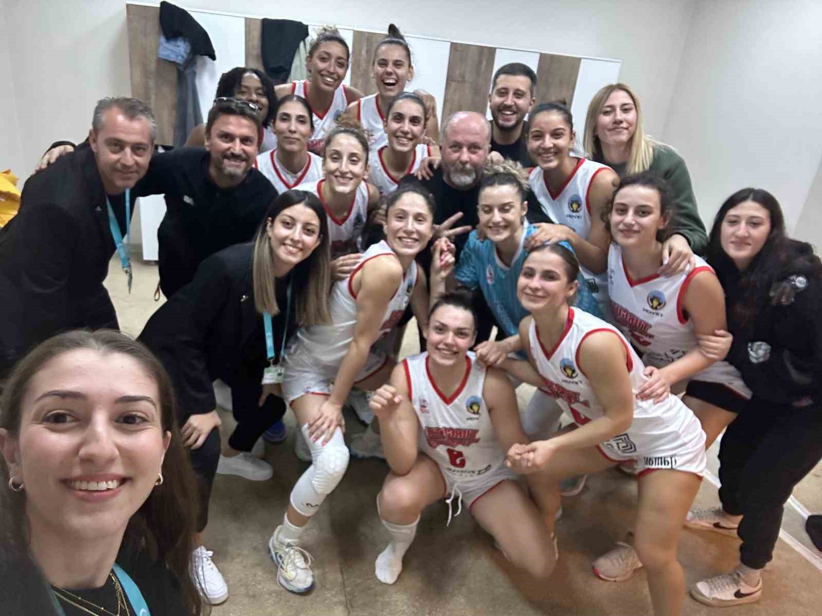 Turgutlu Belediyespor Voleybol Takımı doludizgin ilerliyor
