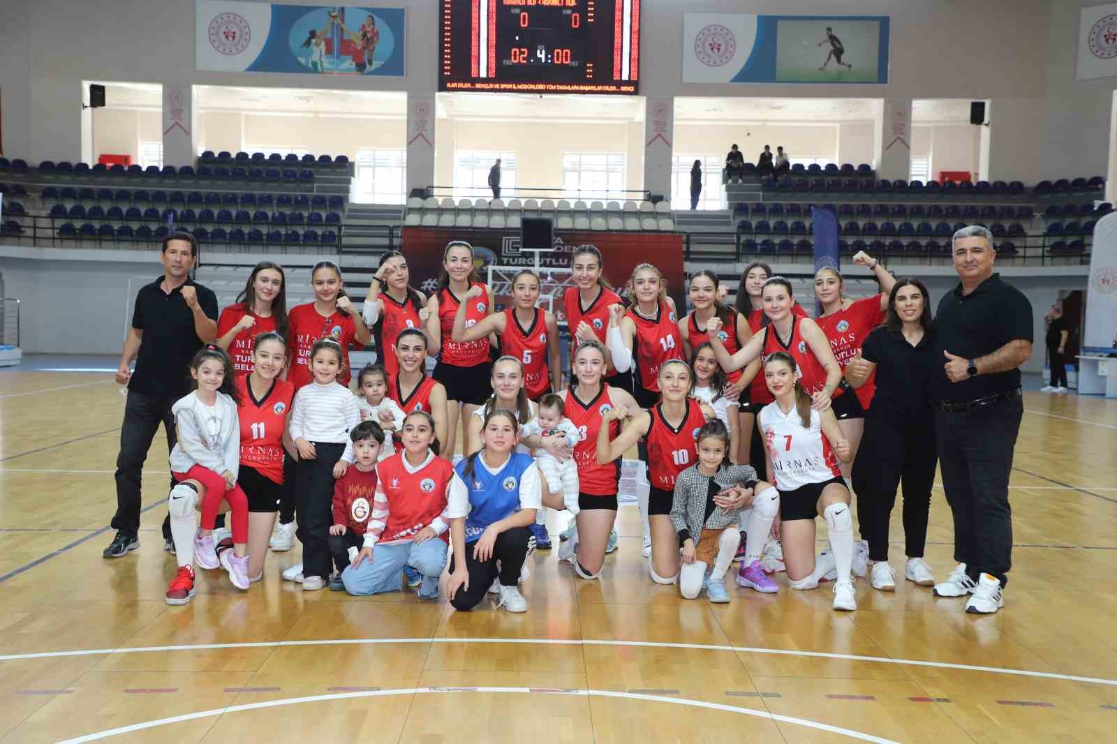 Turgutlu Belediyespor Voleybol Takımı doludizgin ilerliyor
