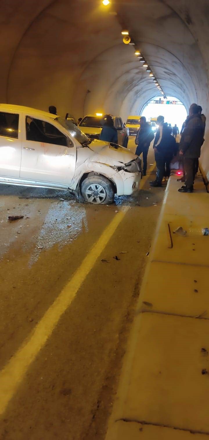 Artvin’de tünel içinde trafik kazası: Biri bebek 3 yaralı
