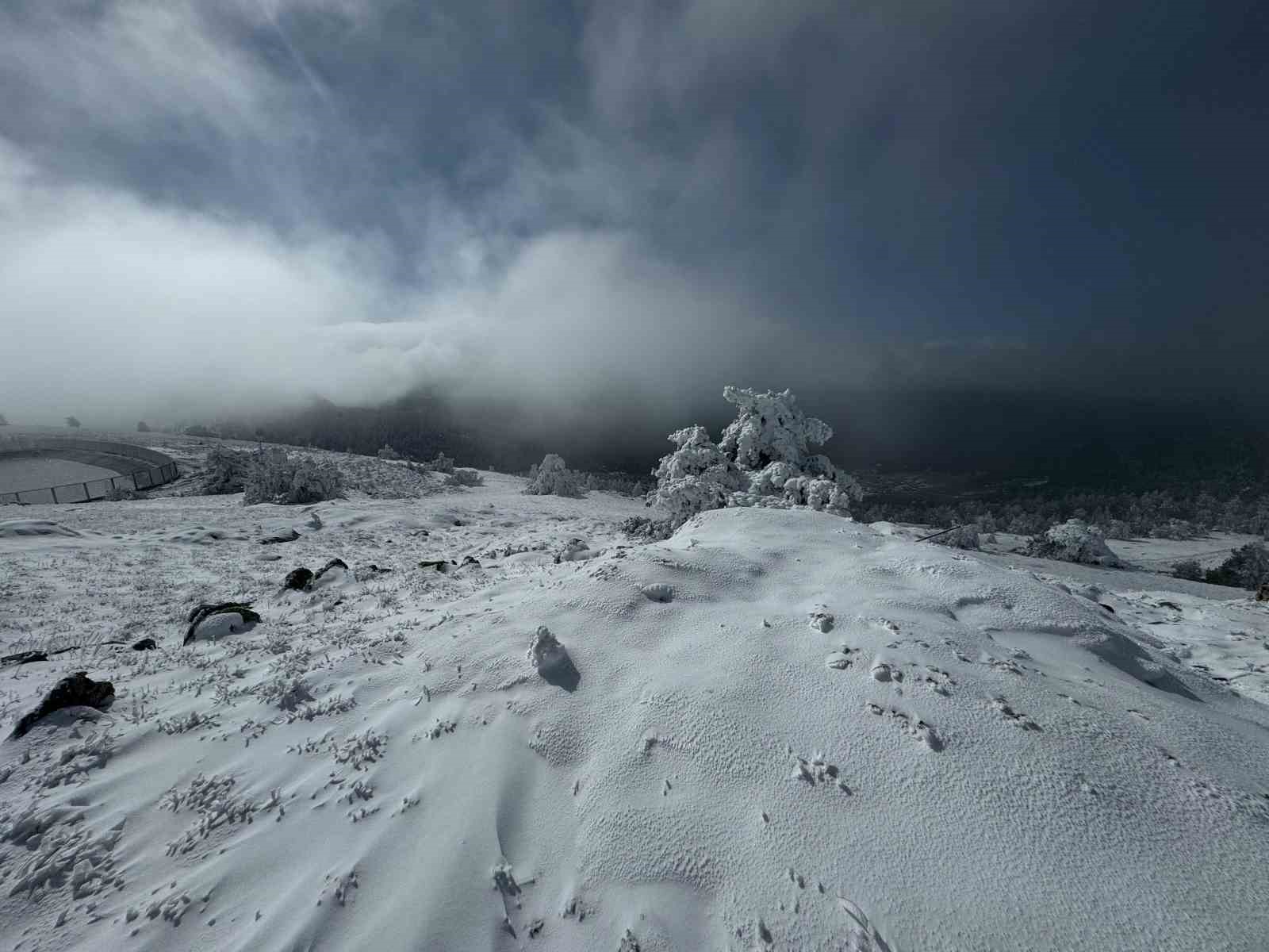 Bolu’nun yükseklerinde kar kalınlığı 15 santimetreye ulaştı
