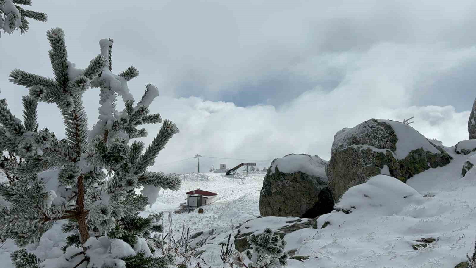 Bolu’nun yükseklerinde kar kalınlığı 15 santimetreye ulaştı
