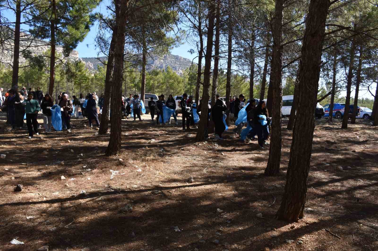 Mersin’de öğrencilerden orman temizliği
