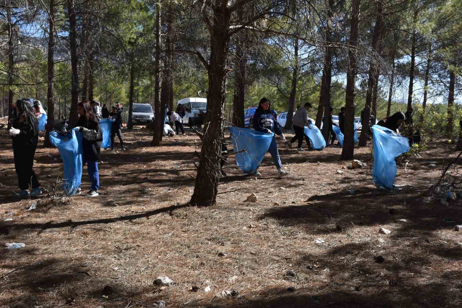 Mersin’de öğrencilerden orman temizliği
