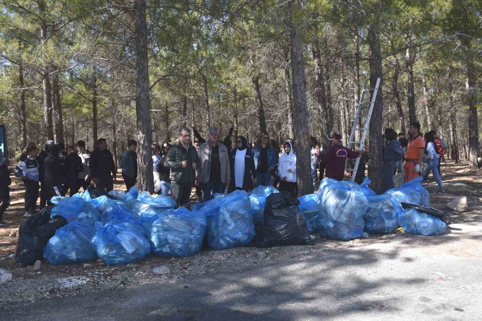 Mersin’de öğrencilerden orman temizliği
