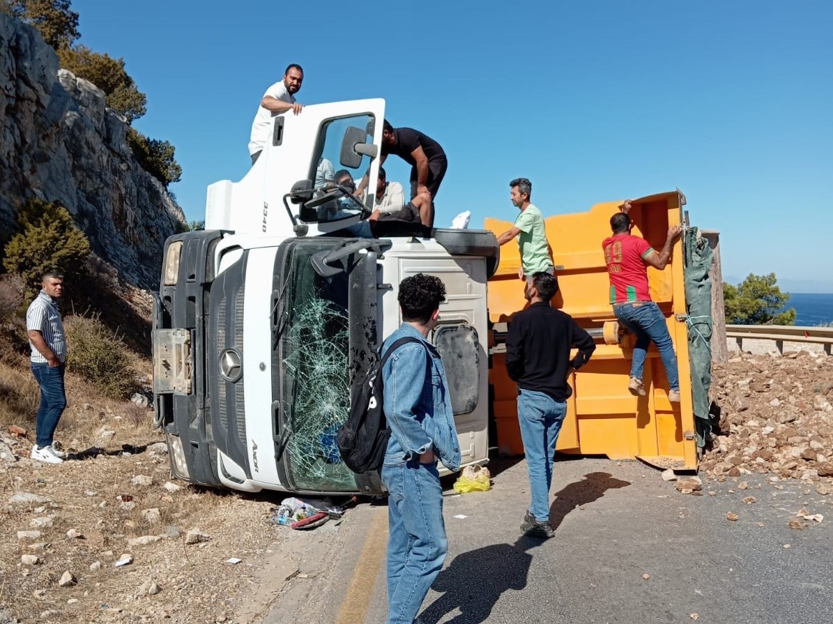 Hafriyat kamyonu devrildi, yol 2 saat trafiğe kapandı
