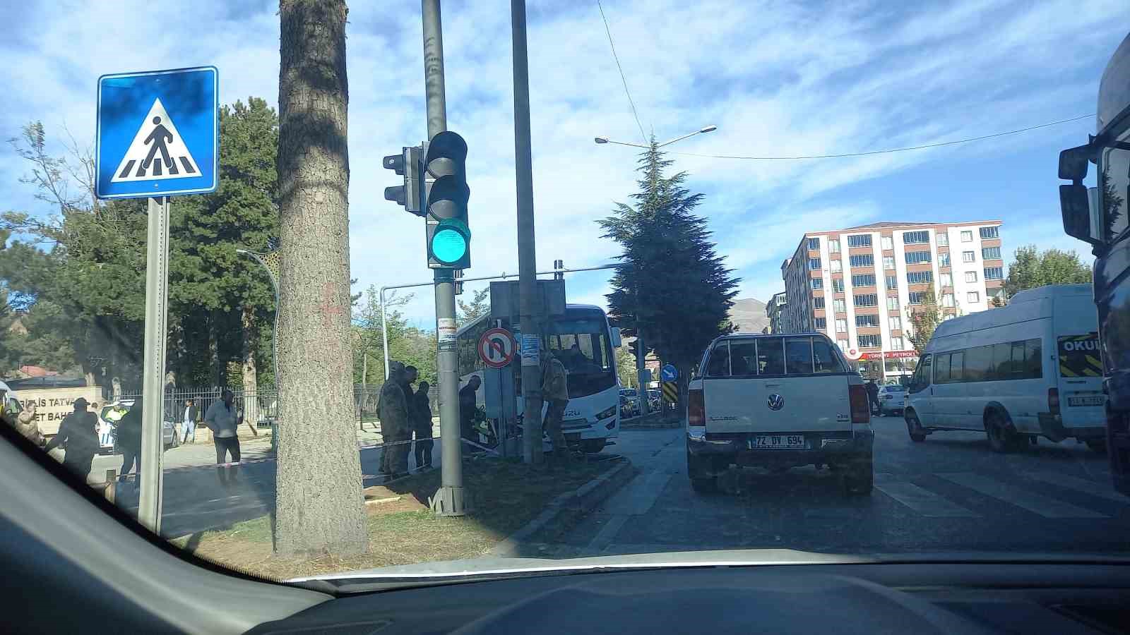 Güvenlik korucularını taşıyan otobüs refüje çarptı
