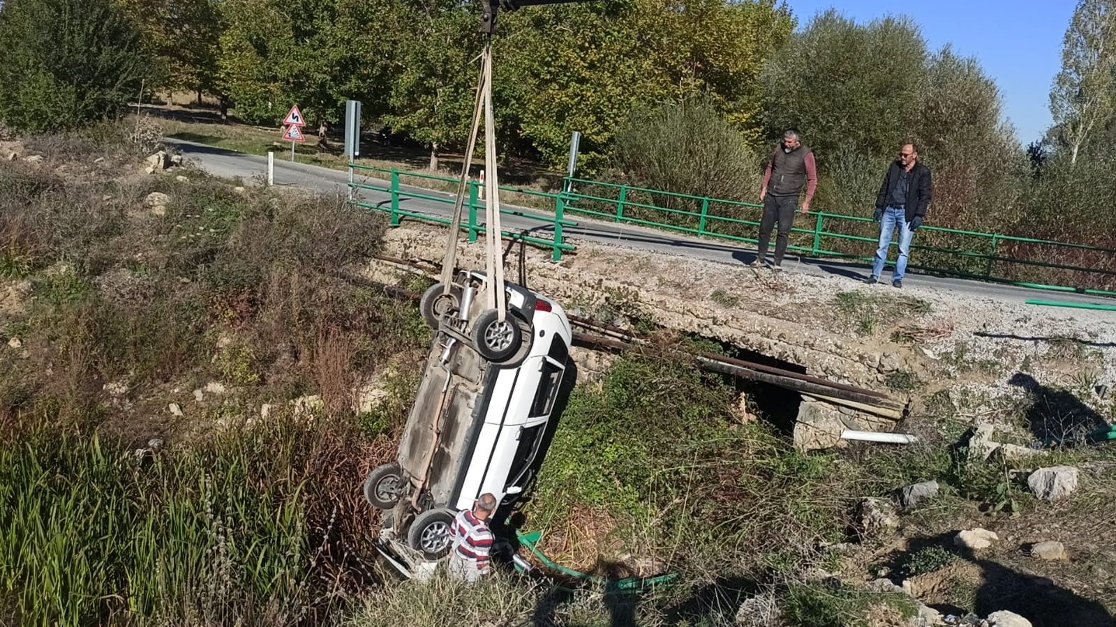 Otomobil sulama kanalına uçtu: 3 yaralı
