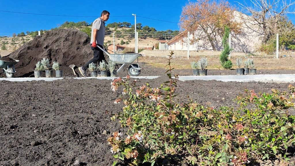 İnönü Belediyesi Dereyalak Mahallesi’ne yeni park kazandırıyor
